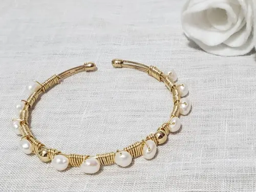 Pulseira Dourada com Pérolas Naturais