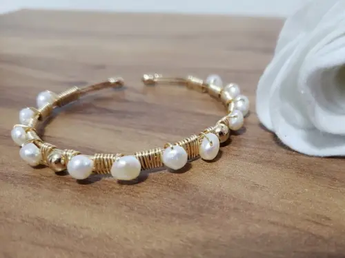 Pulseira Dourada com Pérolas Naturais