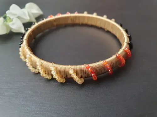 Pulseira Dourada com Pedras Naturais Coloridas