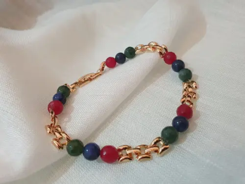 Pulseira Dourada e Pedras Jade Coloridas