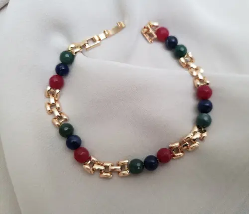 Pulseira Dourada e Pedras Jade Coloridas