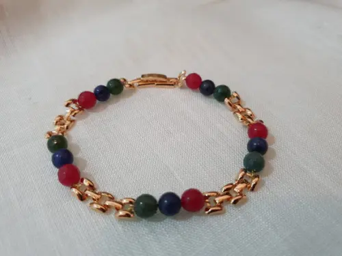 Pulseira Dourada e Pedras Jade Coloridas