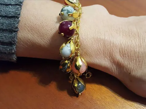 Pulseira Dourada e Pedras Naturais Coloridas