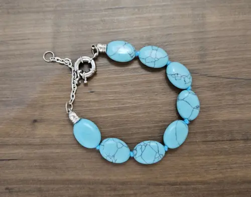 Pulseira Prateada de Pedra Natural Hawlita Azul