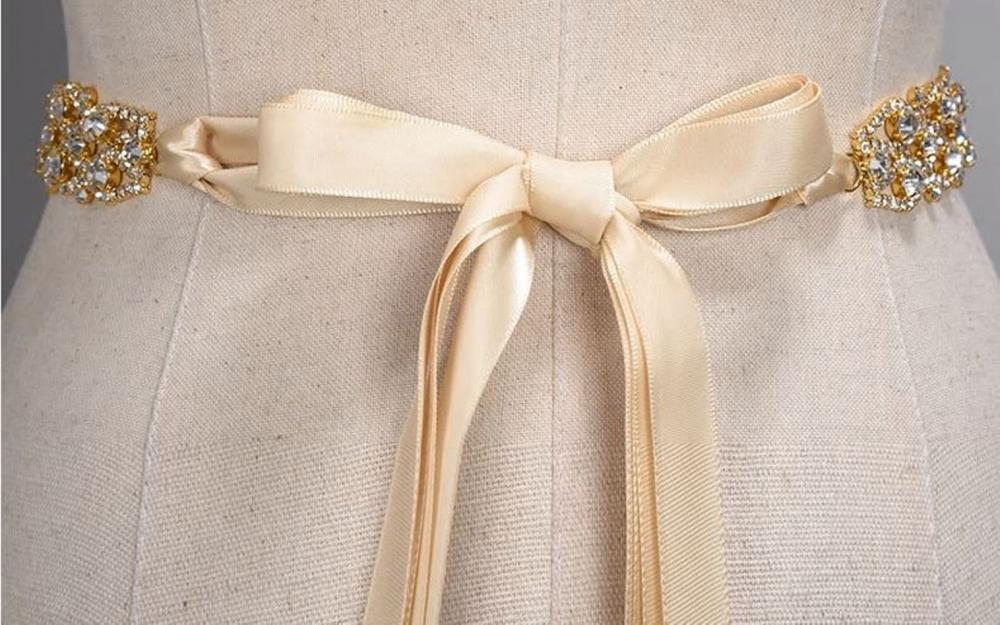 Cinto dourado luxuoso de strass