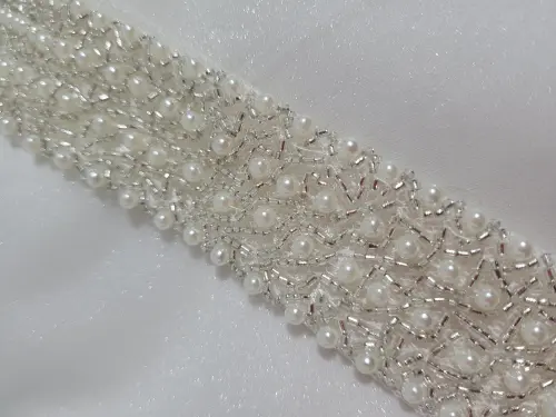 Cinto de pérolas bordado off white