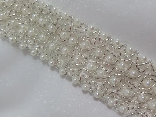 Cinto de pérolas bordado off white