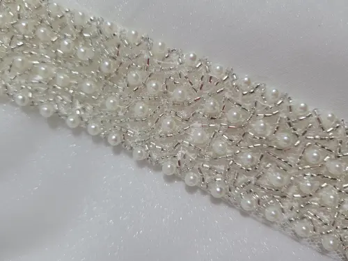 Cinto de pérolas bordado off white