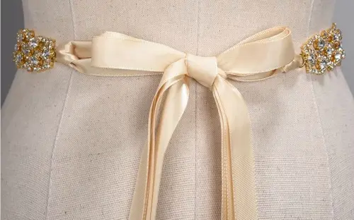 Cinto dourado luxuoso de strass