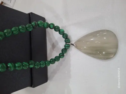 Colar em pedra com metais banhados 18k