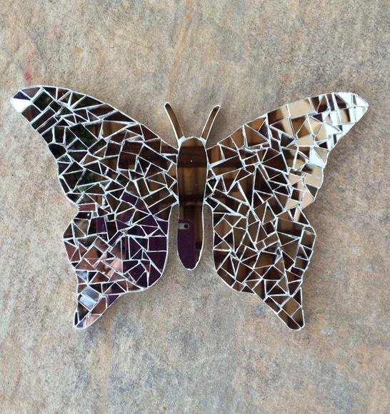 Borboleta em mosaico de espelhos