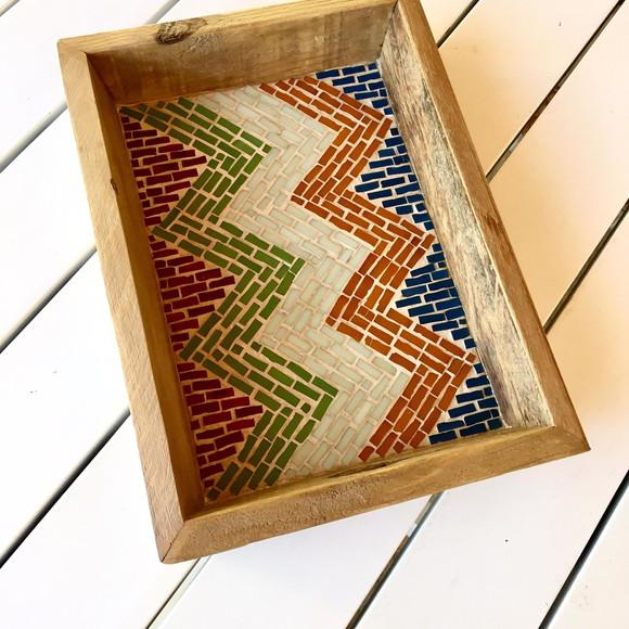 Centro de mesa zig zag em mosaico de vidro