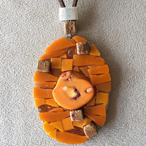 Colar em mosaico de vidro e cerâmica laranja