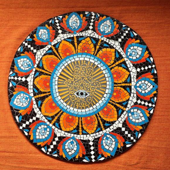 Mandala de azulejos sobre fibrocimento