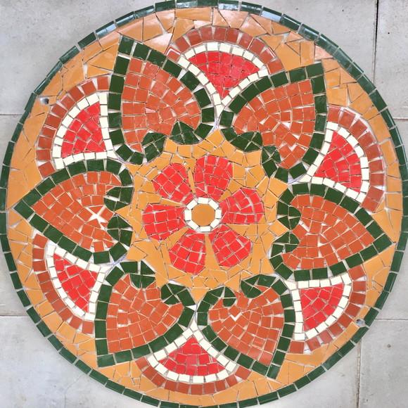 Mandala de azulejos sobre fibrocimento