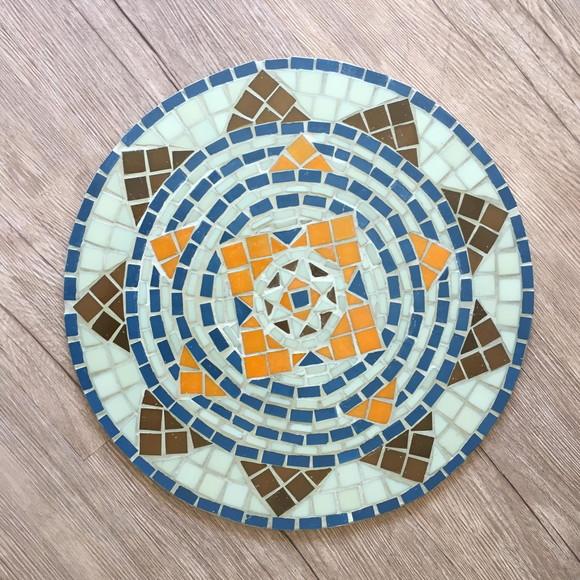 Mandalas em mosaico de azulejo e vidro