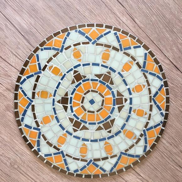 Mandalas em mosaico de azulejo e vidro
