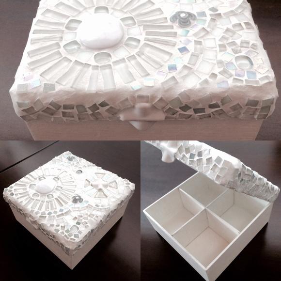 Porta jóias branco em mosaico