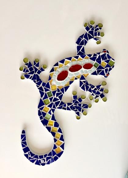 Salamandra azul em mosaico de vidro