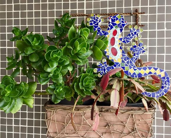 Salamandra azul em mosaico de vidro