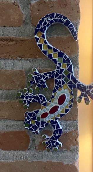 Salamandra azul em mosaico de vidro
