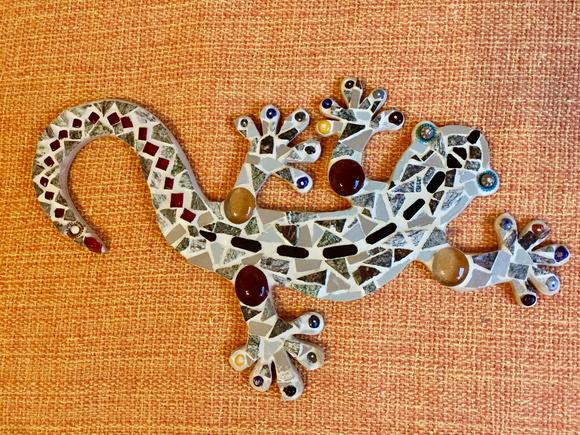 Salamandra em mosaico cerâmico