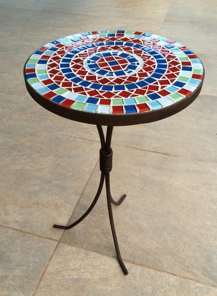 Tampo de mesa lateral em mosaico de vidro colorido