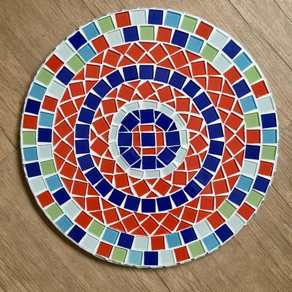 Tampo de mesa lateral em mosaico de vidro colorido