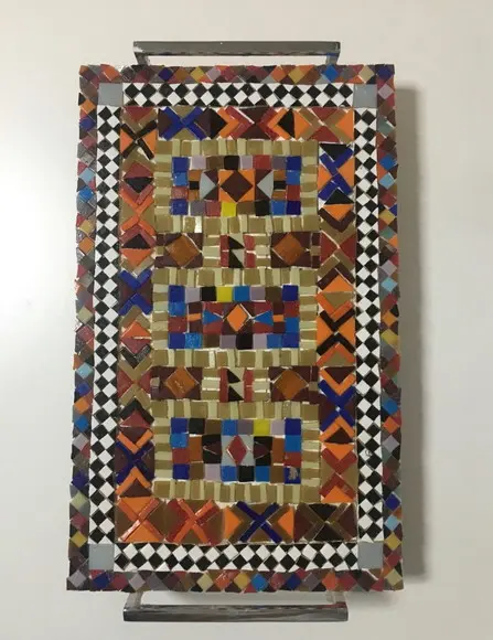 Bandeja em Mosaico sobre base em madeira de demolição