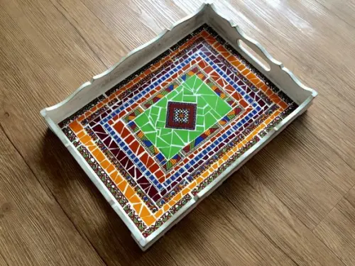 Bandeja em Pátina e Mosaico Colorido