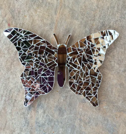 Borboleta em mosaico de espelhos