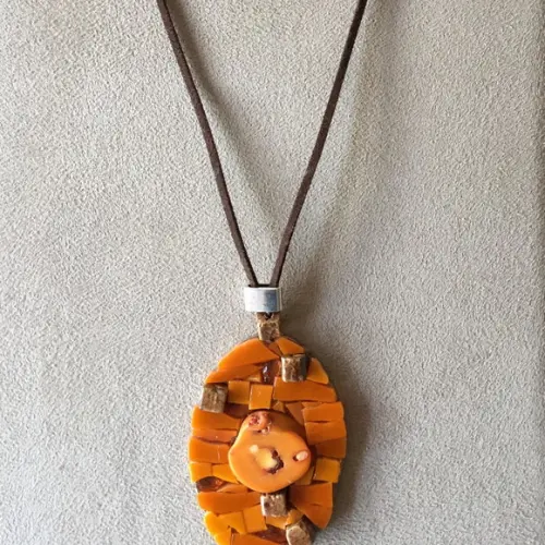 Colar em mosaico de vidro e cerâmica laranja