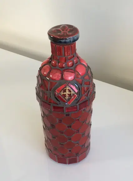 Garrafa Decorativa em Mosaico de Vidro e Resina