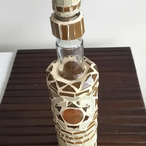 Garrafa em mosaico de vidro estilo tribal