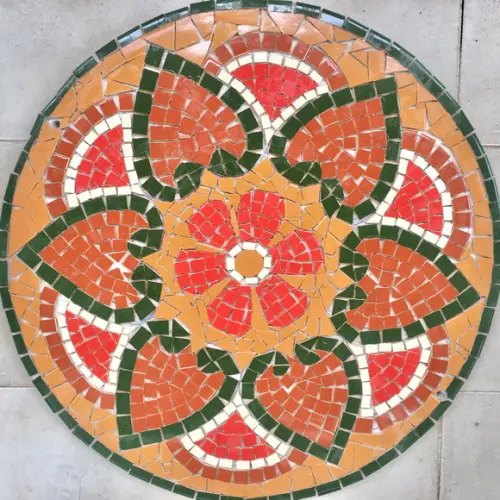Mandala de azulejos sobre fibrocimento
