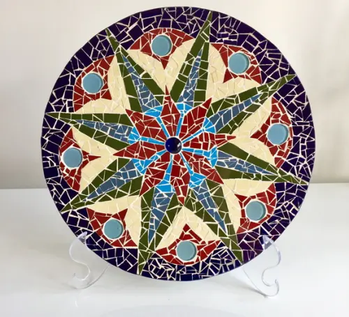Mandalas em mosaico de azulejo e vidro
