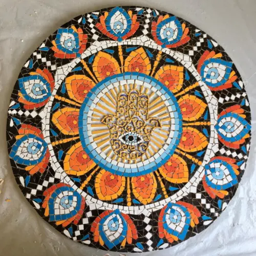 Mandala de azulejos sobre fibrocimento