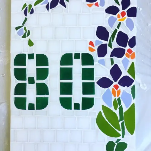 Placas de sinalização em mosaico