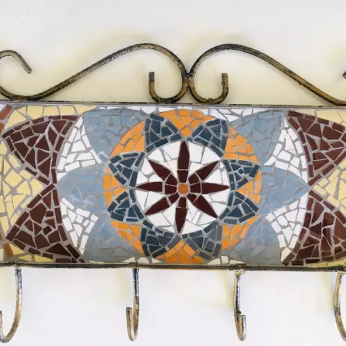 Porta chaves em mosaico sobre base de ferro