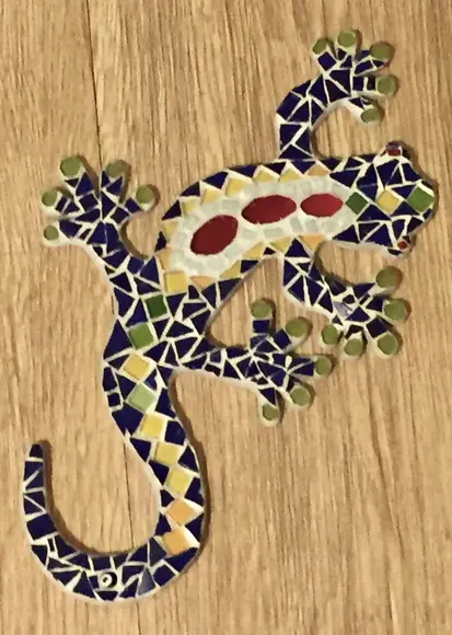 Salamandra azul em mosaico de vidro