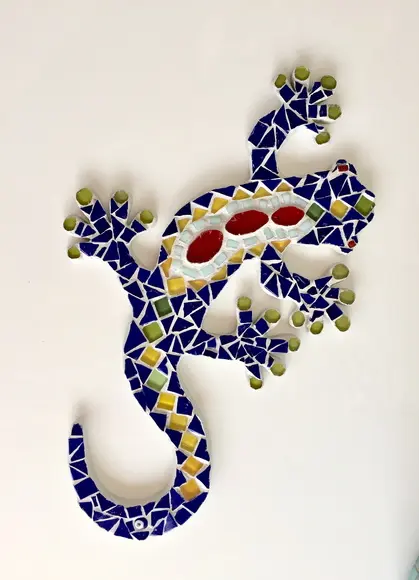 Salamandra azul em mosaico de vidro
