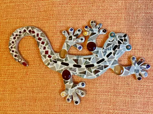 Salamandra em mosaico cerâmico