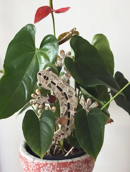 Salamandra em mosaico cerâmico