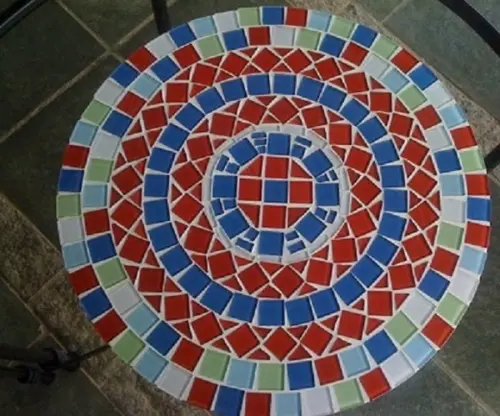 Tampo de mesa lateral em mosaico de vidro colorido