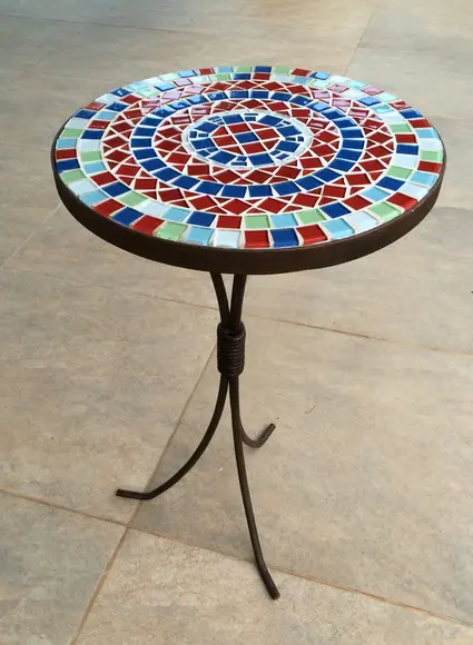 Tampo de mesa lateral em mosaico de vidro colorido