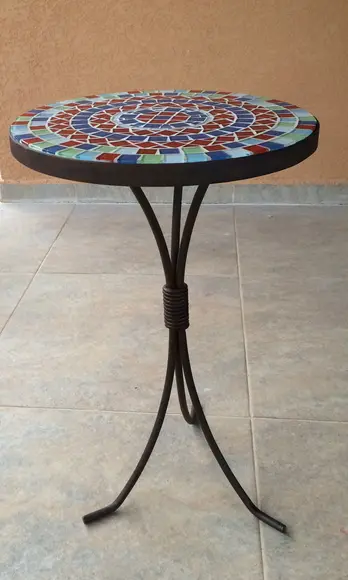 Tampo de mesa lateral em mosaico de vidro colorido