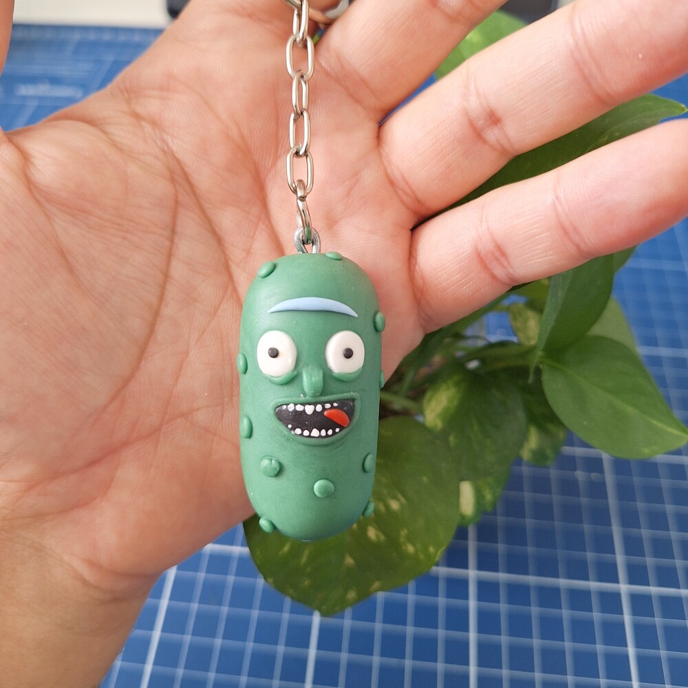 Chaveiro Pickles Rick em biscuit picles