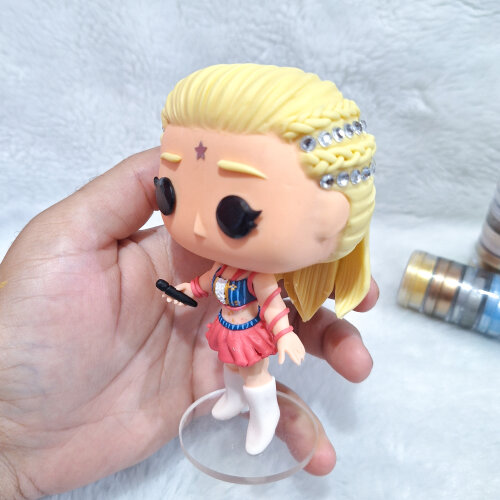 Funko Pop Mía Colucci, interpretada por Anahí, feita em biscuit
