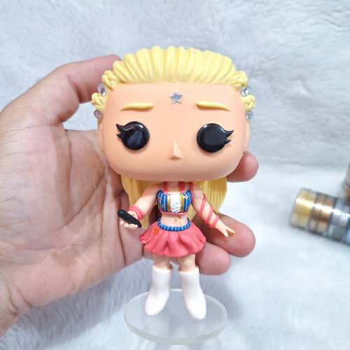 Funko Pop Mía Colucci, interpretada por Anahí, feita em biscuit.