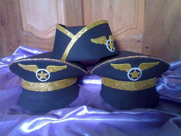 Kit com 12 Quepes de Capitão e 23 Boinas de Comissária